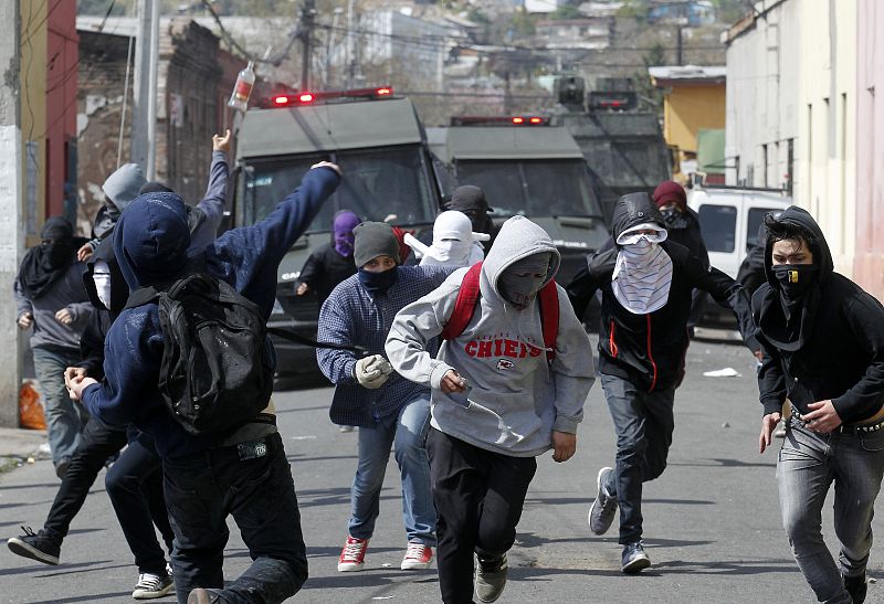 Un grupo de manifestantes se enfrenta a la Policía de Chile durante disturbios tras una marcha en conmemoración del 40 aniversario del golpe de Estado que acabó con el Gobierno y la vida del socialista de Salvador Allende