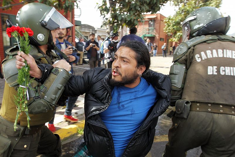 La Policía chilena detiene a un hombre durante las protestas que han sucedido a la marcha en conmemoración del 40 aniversario del golpe militar de Augusto Pinochet al Gobierno socialista de Salvador Allende