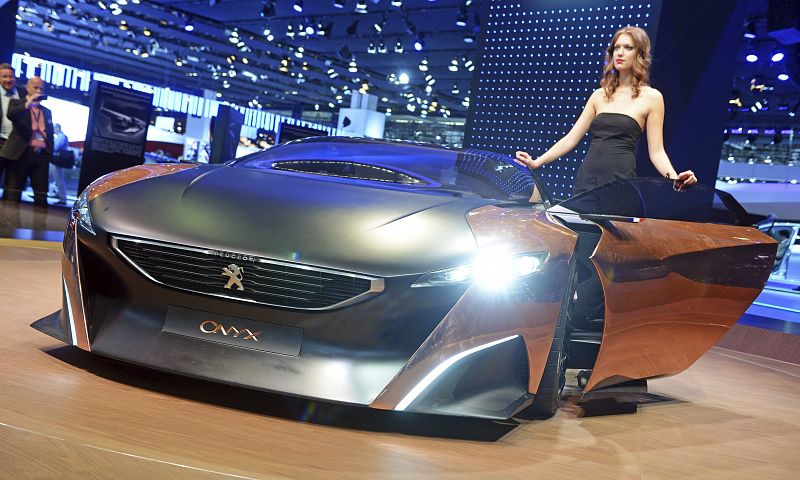 Una azafata posa junto al nuevo Peugeot Onyx