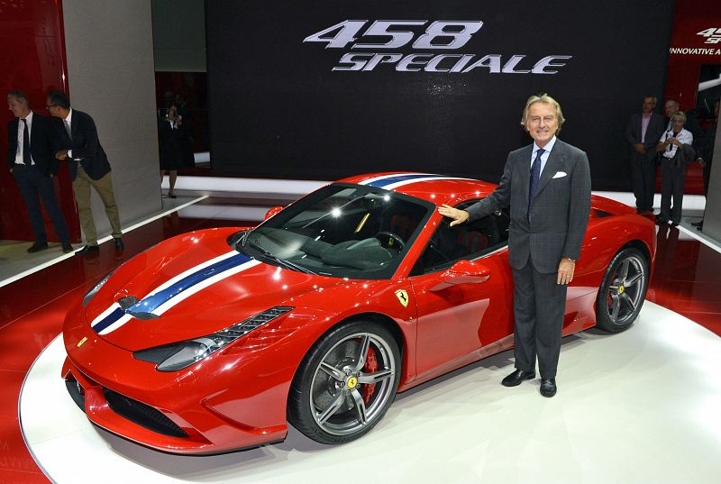 El presidente de Ferrari, Luca Di Montezemolo, posa junto a un Ferrari 458 Speciale