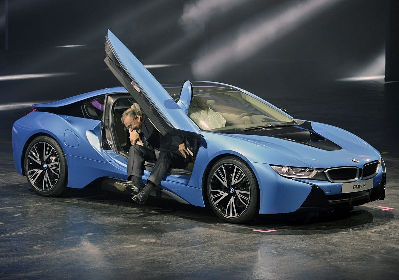 El presidente de la compañía BMW, Norbert Reithofer, sale de un vehículo deportivo BMW i8 híbrido