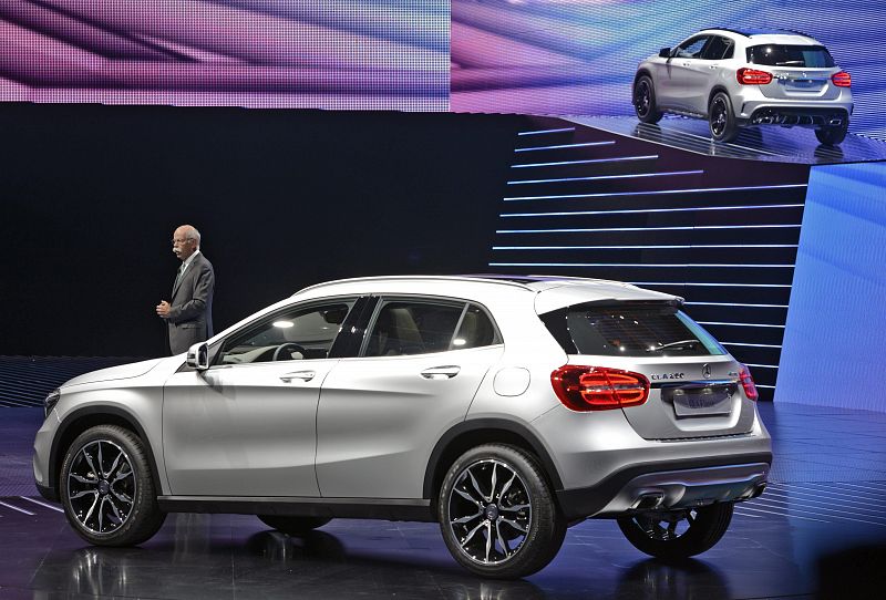 El presidente de Daimler AG, Dieter Zetsche, comparece ante los medios junto al nuevo vehículo Mercedes Benz GLA