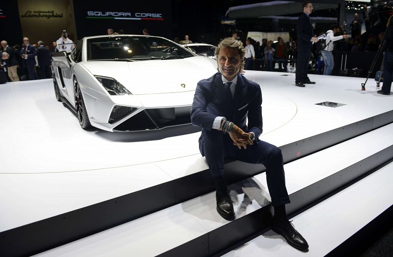 Stephan Winkelmann, presidente y director ejecutivo de Automobili Lamborghini, posa junto al Gallardo LP570-4