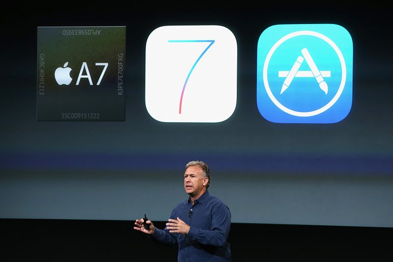 Ambos teléfonos vendrán de serie con la nueva versión del sistema operativo iOS 7.