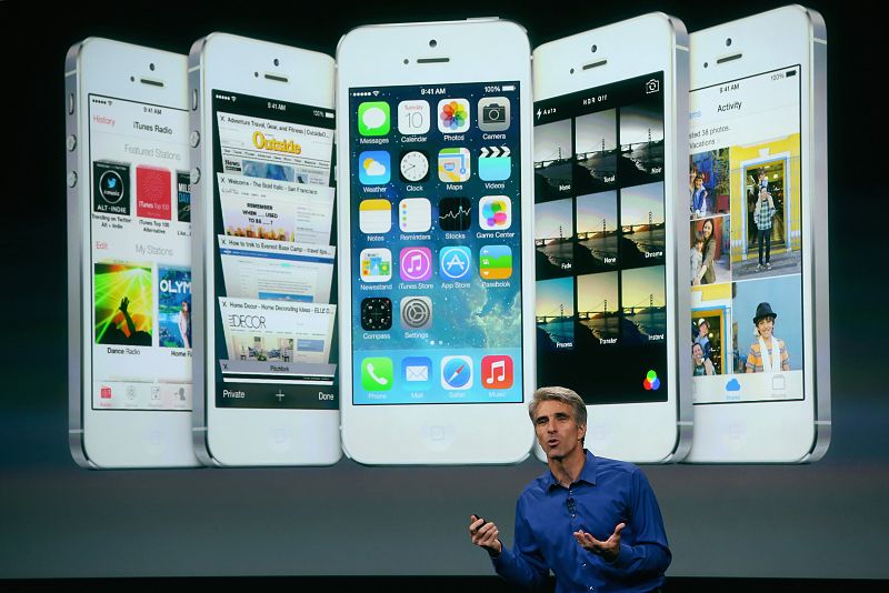 Craig Federighi, vicepresidente de ingeniería de software de Apple, muestra la interfaz del nuevo iOS7.