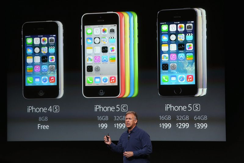 El vicepresidente de marketing de Apple, Phil Schiller, muestra los precios en dólares del nuevo iPhone.