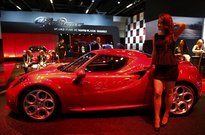 Una modelo posa junto al Alfa Romeo 4C