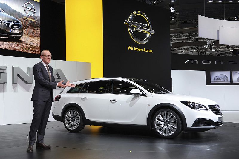 El presidente y consejero delegado de Opel, Karl-Thomas Neumann, presenta el nuevo Opel Insignia