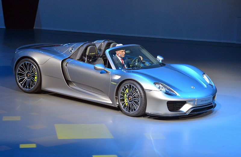 El presidente de la junta directiva de Porsche, Matthias Mueller, presenta el Porsche 918 Spyder