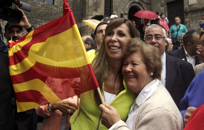 La presidenta del PPC se fotografía con una bandera que fusiona la española y la catalana