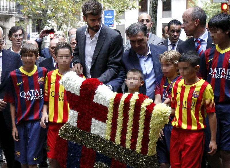 El jugador del Barça Gerard Piqué celebra la Diada