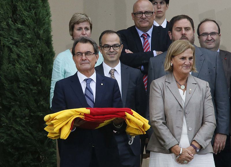 El presidente de la Generalitat, Artur Mas, sostiene una bandera catalana en el acto institucional de la Diada, en Barcelona.