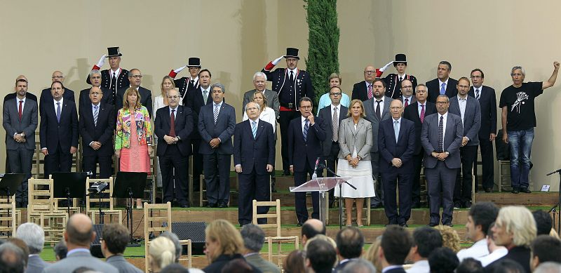 El presidente de la Generalitat de Cataluña, Artur Mas, y la presidenta del Parlamento catalán, Núria de Gispert, entre otras autoridades, presiden este mediodia el acto oficial organizado en el parque de la Cuidadela de Barcelona