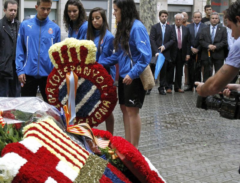 El RCD Espanyol, con varias de sus jugadoras, también estuvo presente en la ofrenda floral.