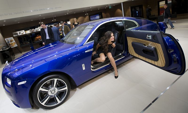 Una azafata baja de un Rolls-Royce Wraith