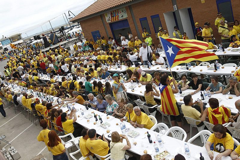 Ambiente festivo en Alcanar (Tarragona) en las horas previas a la celebración de la cadena humana entre esta población catalana y Vinaròs (Castellón) por la independencia de Cataluña.