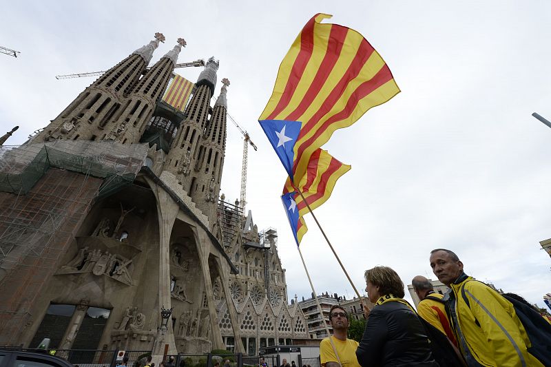 Banderas catalanas a los pies de la basílica de la Sagrada Familia de Barcelona.