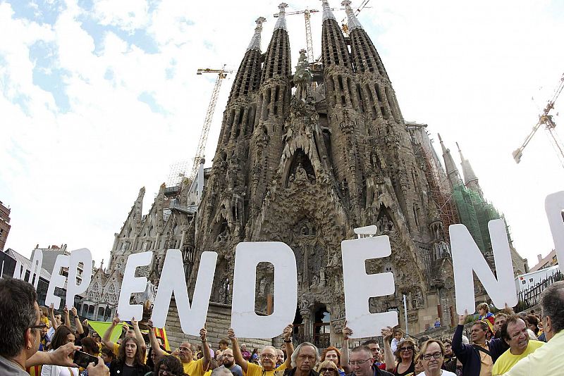 Letras formando un gran cartel de "independencia" desplegado a los pies de la Sagrada Familia.