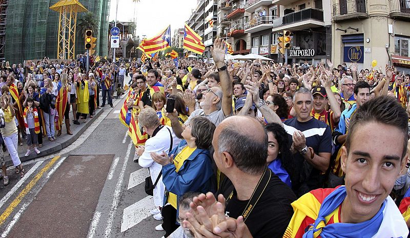 Cientos de personas congregadas frente a la basílica de la Sagrada Familia en Barcelona participan en la cadena humana.