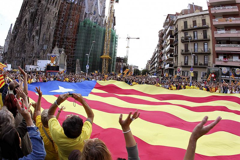 La llamada 'Vía Catalana hacia la independencia" ha discurrido entre Le Perthus (sur de Francia) y Alcanar (Tarragona). Aunque no pasa por Lleida ha tenido como pistoletazo de salida las campanadas de La Seu Vella.