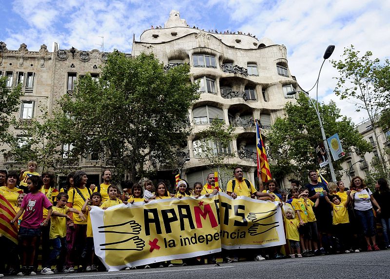 La cadena humana por la independencia pretendía abarcar 400 kilómetros. En la imagen, manifestantes en frente de la Predera en Barcelona.