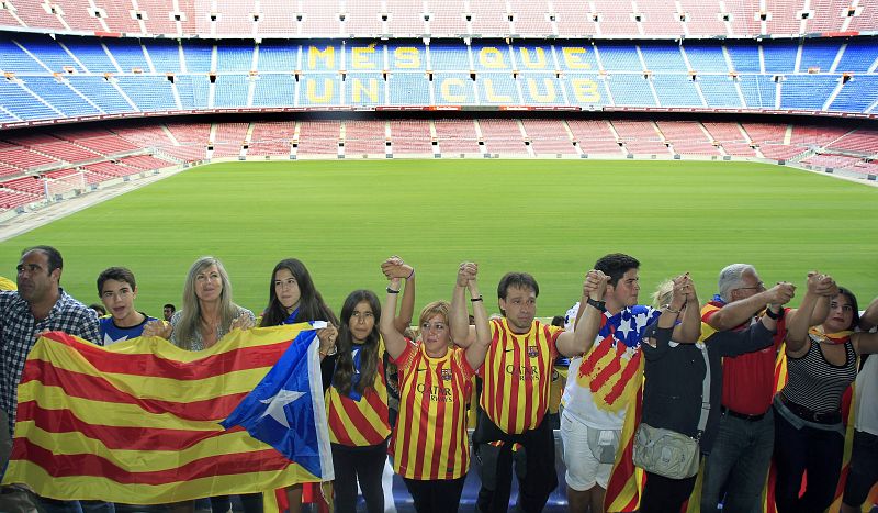 La cadena humana de la llamada "Vía Catalana hacia la independencia" transcurrió también por la grada del Camp Nou.