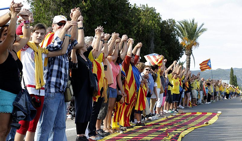 Los asistentes enlazaron sus manos para formar la cadena de casi 400 kilómetros. En la imagen, participantes en la cadena en Alcanar.