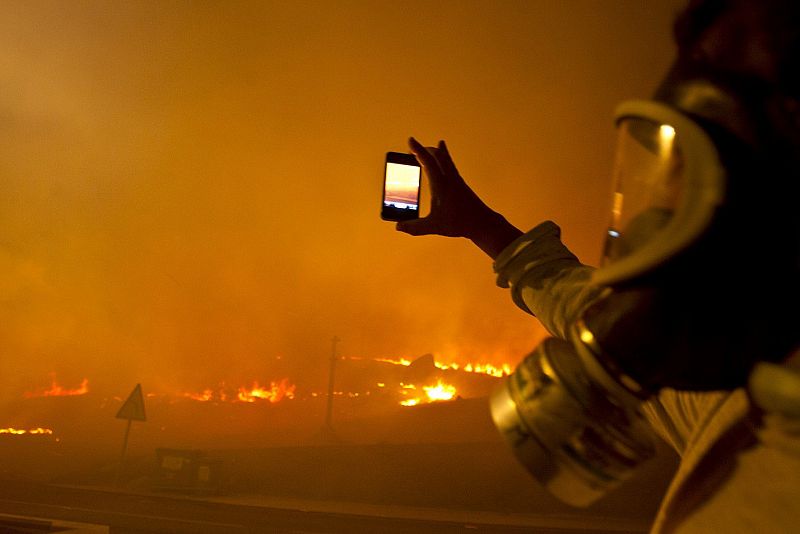 Un incendio en Carnota, en A Coruña, amenaza el monte Pindo