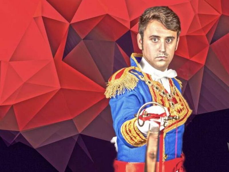 Omar Villegas disfrazado de espadachín