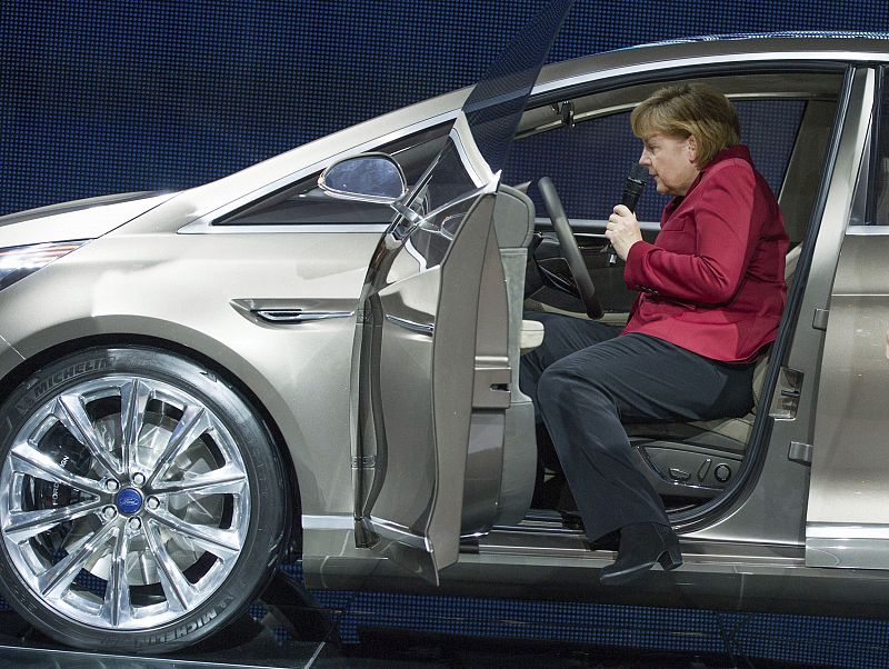 La canciller alemana, Angela Merkel, sube a un modelo de Ford S-Max Concept, durante la inauguración del Salón del Automóvil de Fráncfort