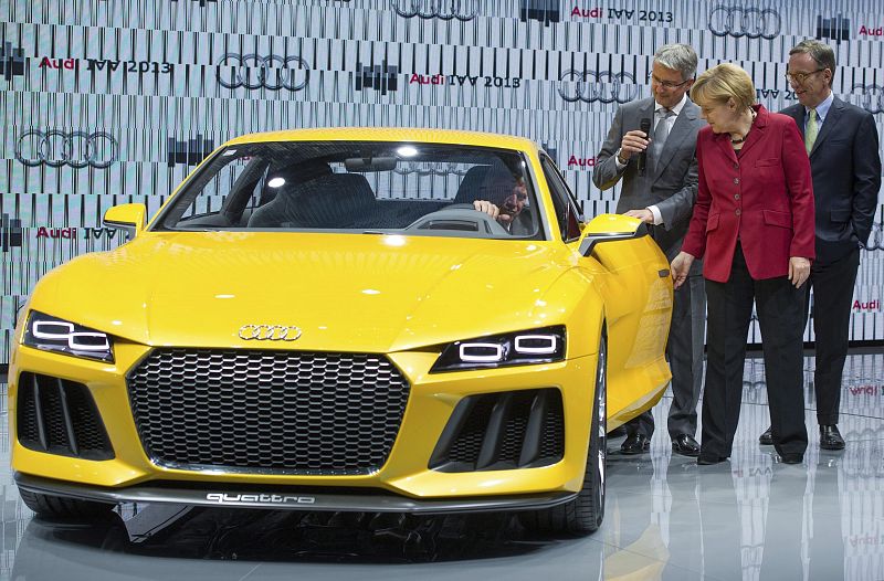 La canciller alemana, Angela Merkel, con el consejero delegado de Audi, Rupert Stadler, y el presidente de la Asociación Alemana del Automóvil, Matthias Wissmann, junto a un modelo de Audi Quattro