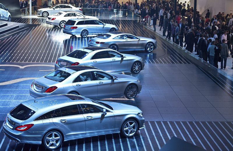 Decenas de visitantes observan diversos vehículos de Mercedes expuestos en el Salón del Automóvil de Fráncfort
