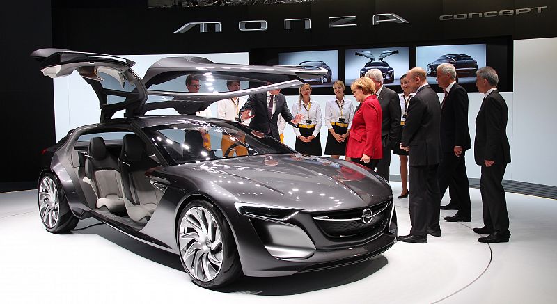 Angela Merkel junto al Opel Monza concept car