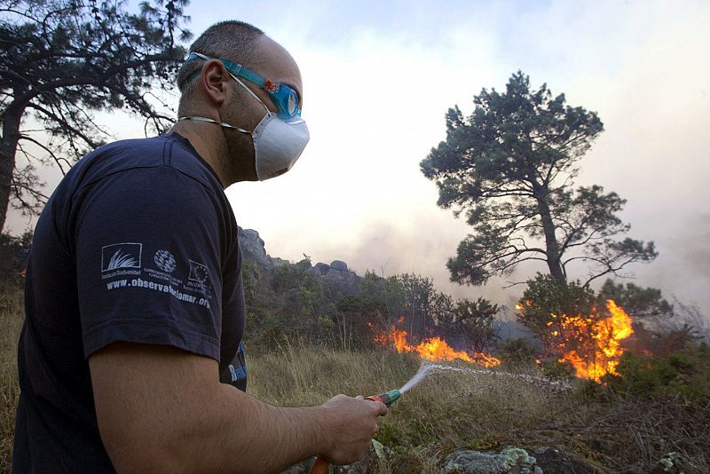 Activos cuatro incendios en Galicia, uno afecta al municipio coruñés de Carnota