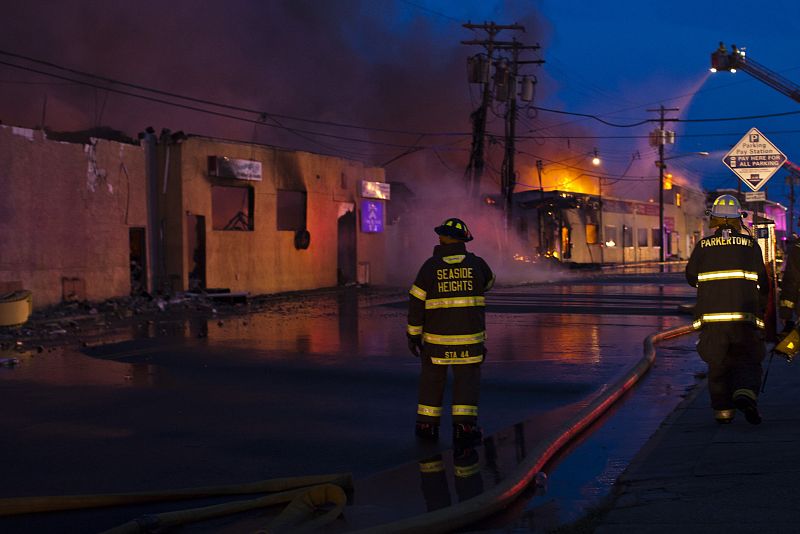 Un dispositivo de aldededor de 400 bomberos trabaja en las labores de extinción del incendio declarado en la costa de Nueva Jersey, en EE.UU.