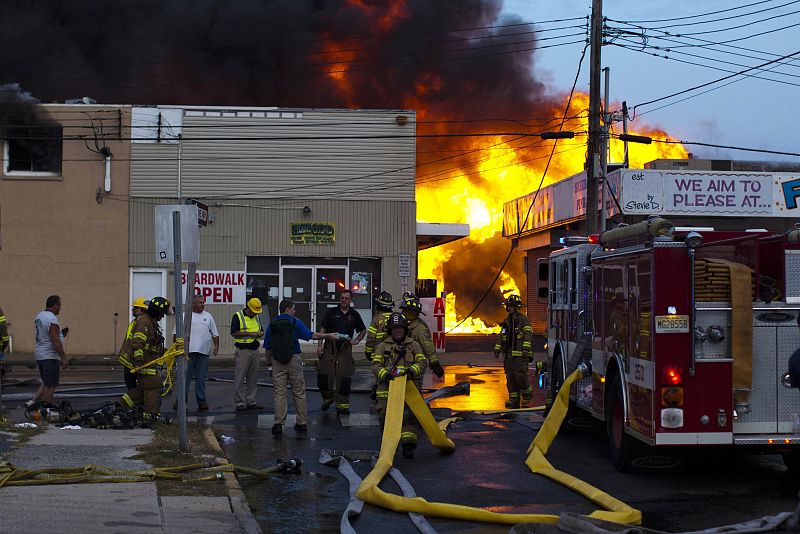 Bomberos y vecinos trabajan para tratar de extinguir las llamas en Seaside Park, en Nueva Jersey