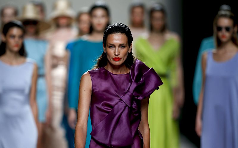 La modelo Nieves Álvarez luce una creación de Juan Duyos para la primavera-verano 2014, durante la 58 edición de la Madrid Fashion Week.