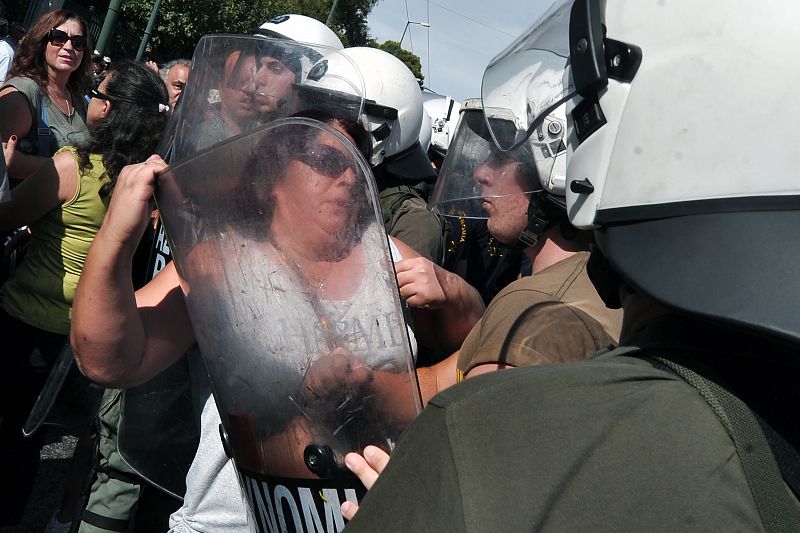 La policía forcejea con los manifestantes a las puertas del Ministerio de Reforma Administrativa en Atenas