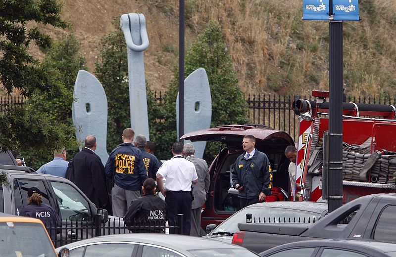 Agentes de las fuerzas y cuerpos de seguridad en el exterior del Navy Yard.d in Washington