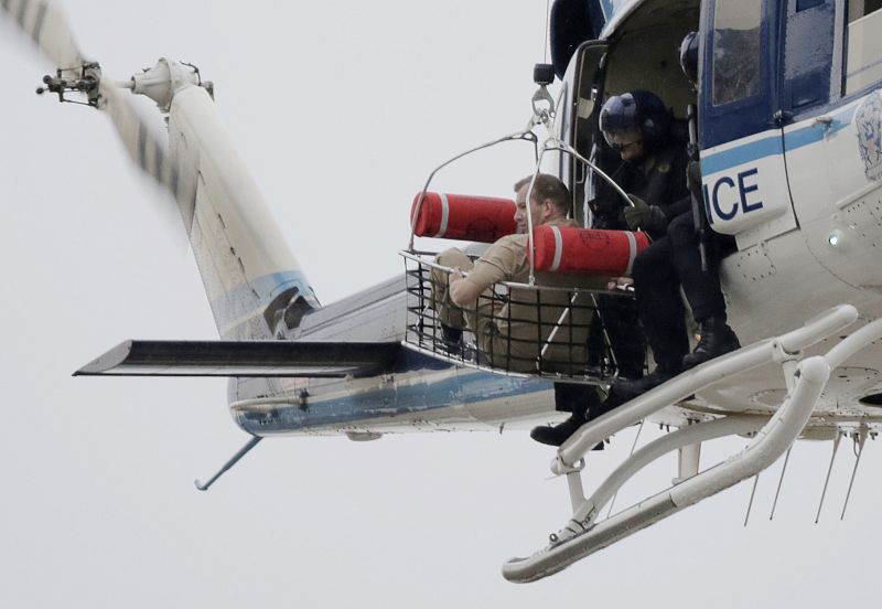 Un helicóptero interviene en la evaucación tras el tiroteo en Washington