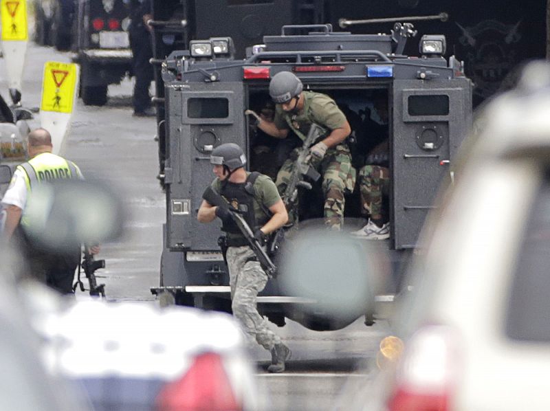 La policía llega al edificio de la Armada donde se ha producido el tiroteo