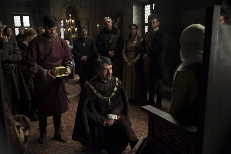 Vemos en la corte de Segovia a todos sus fieles consejeros... cada uno le lleva un regalo a Isabel