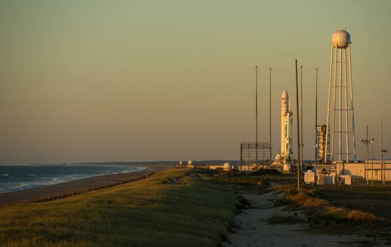 El Antares con la Cygnus en la plataforma de lanzamiento