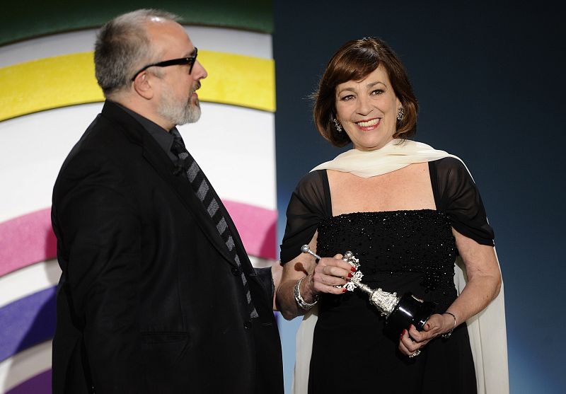 La actriz española Carmen Maura recibe, de manos del director Álex de la Iglesia, el Premio Donostia en la 61 edición del Festival Internacional de San Sebastián