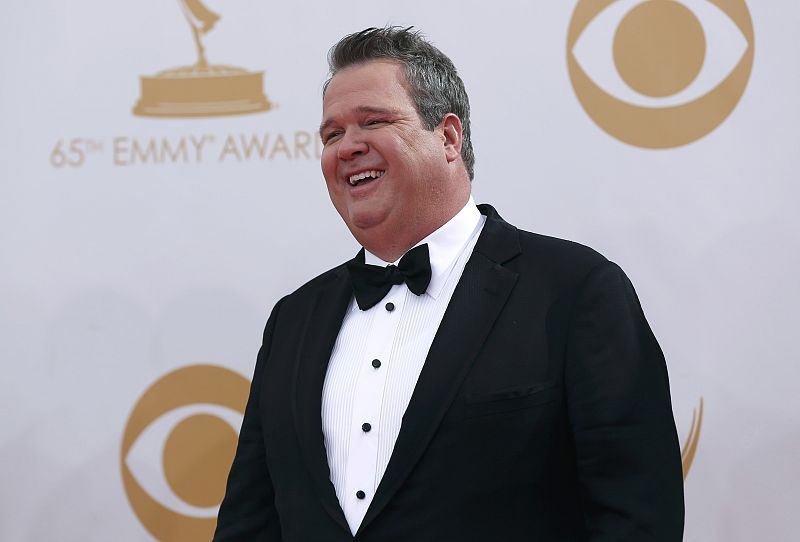 Eric Stonestreet, que interpreta a 'Cameron' en la serie de comedia "Modern Family," llega a la 65 edición de los Premios Emmy en el Teatro Nokia de Los Angeles