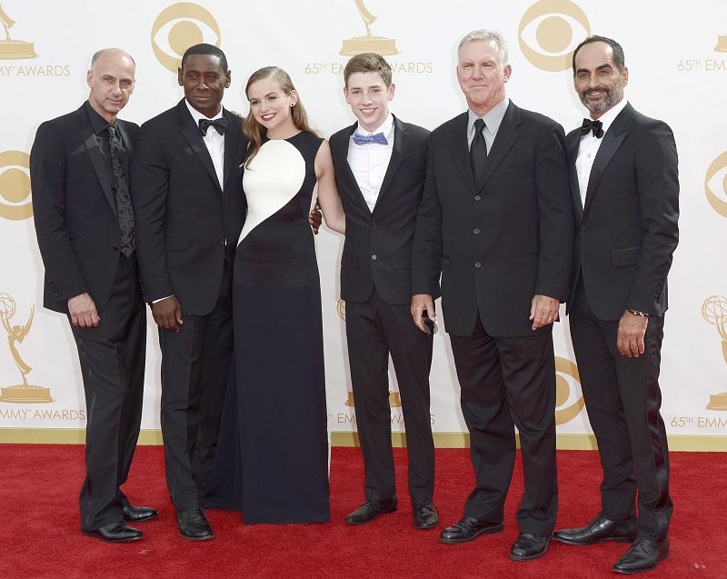 Algunos miembros del reparto de la serie 'Homeland' posan en su llegada al Teatro Nokia de Los Angeles, donde se ha celebrado la edición número 65 de los Premios Emmy