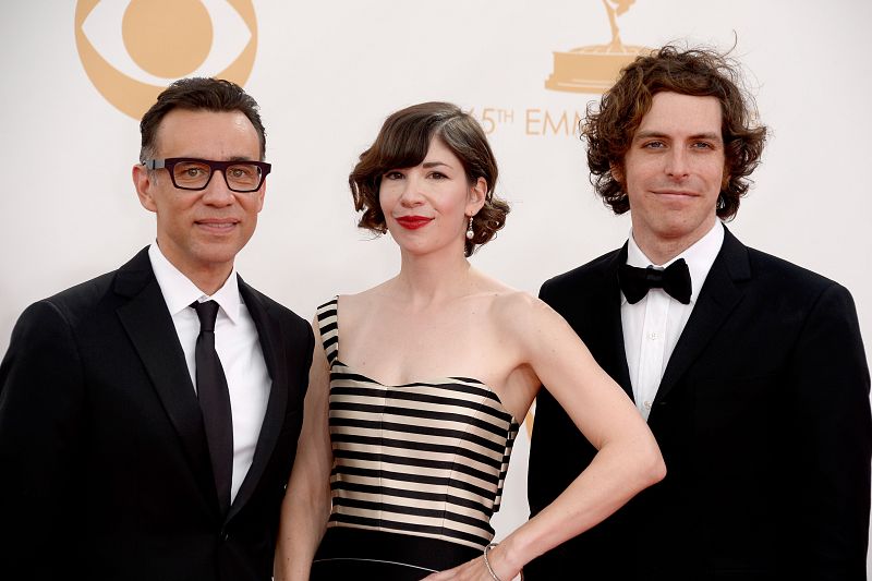 Los actores Fred Armisen y Carrie Brownstein, y el director Jonathan Krisel, de 'Portlandia', posan en la alfombra roja previa a la gala de los Premios Emmy 2013