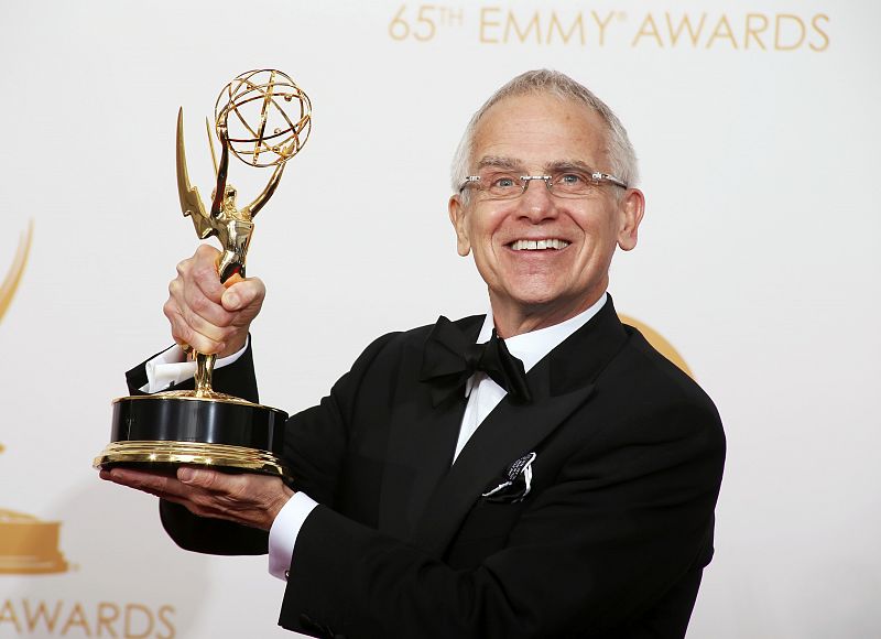 El director Don Roy King el programa de variedades "Saturday Night Live" posa con el galardón a mejor Director de Programa de Variedades