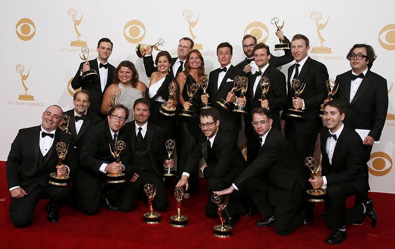 Stephen Colbert (arriba, centro) y su equipo del 'late night' satírico "The Colbert Report" posan con el premio a Mejor Programa de Variedades y Mejor Guión de Variedades
