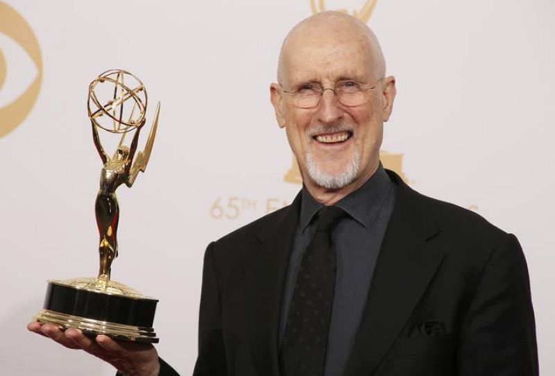 El actor James Cromwell de las miniserie de fición "American Horror Story: Asylum", posa con el galardón a Mejor Actor de Reparto de Miniserie